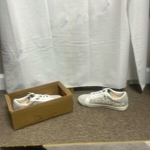 Vintage Havana lightly worn .kinda a snake skin print with a star .